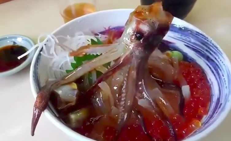 他在日本旅遊時誤闖一間餐館點了「章魚蓋飯」，結果醬油淋下去他就被嚇到完全沒有胃口了！