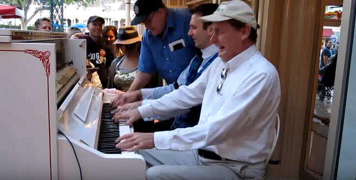 兩位迪士尼鋼琴師演奏時一名遊客突然出手　上演最強五手聯彈