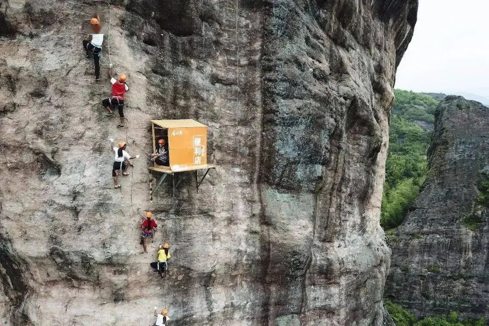 世界最不便利的便利店！開懸崖上「離地120公尺」　顧客攀岩才能光顧