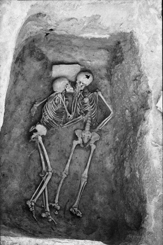 跨越2800年的愛情！考古出土情侶躲避戰火　相擁親吻「片刻成為永恆」