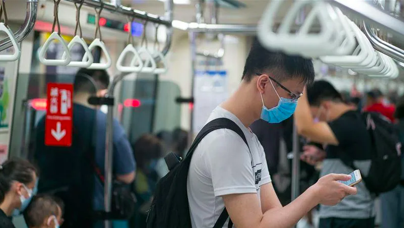 台北人搭捷運「居然不用拉」　他出差見這一幕驚呆：太穩了吧