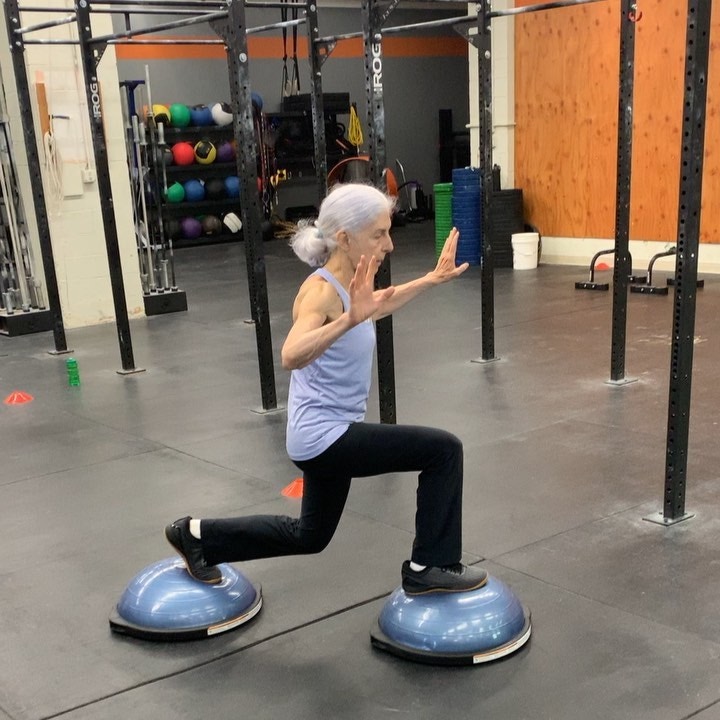72歲狂嬤天天去健身房　一秀「超猛手臂肌」比年輕人還壯