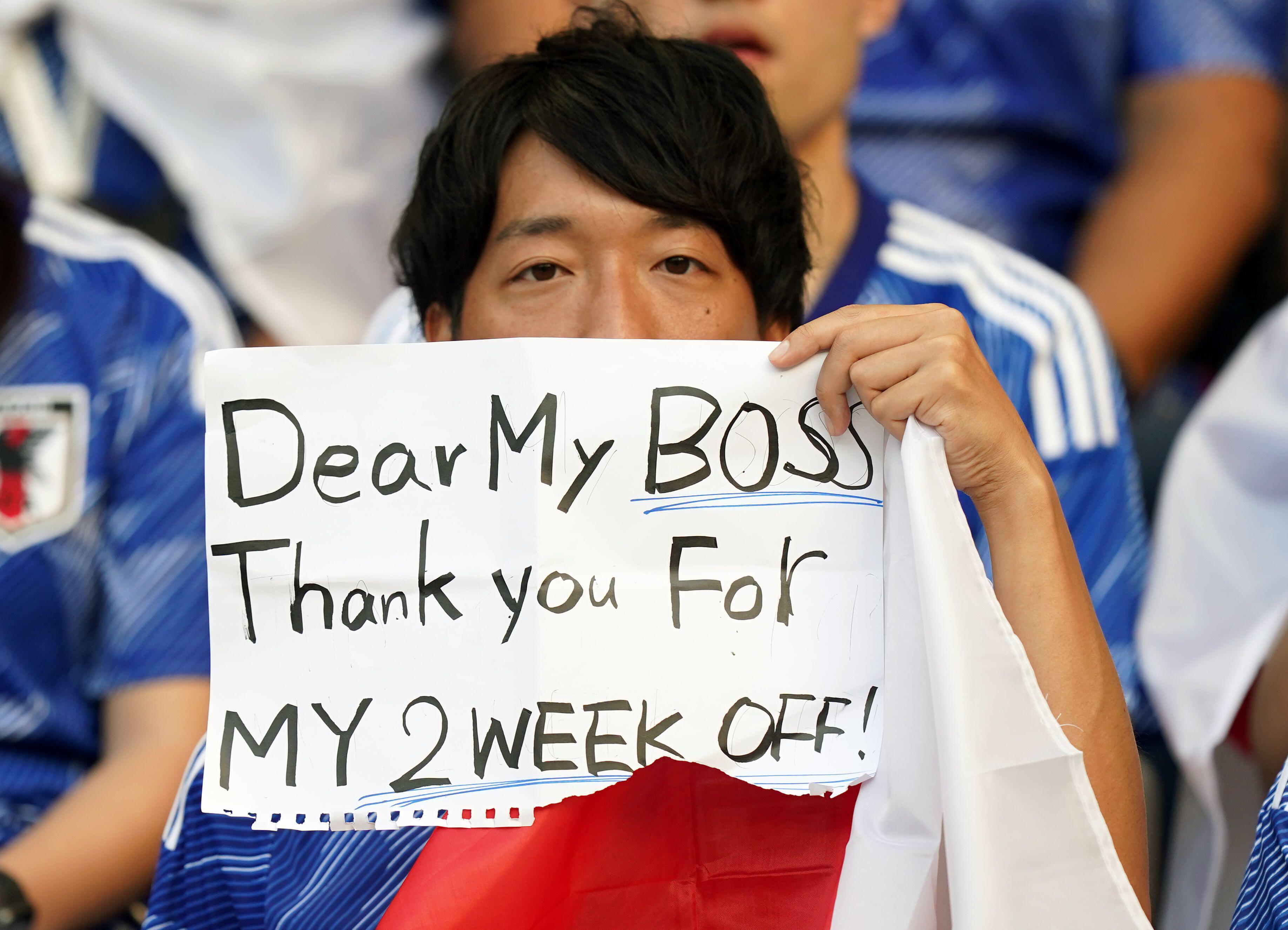「謝謝老闆讓我休假2週！」日本員工卡達舉牌　公司回應：好好享受你的世界盃