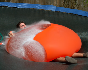 這個男子挑戰把自己塞進「200公分大水球裡」，畫面放慢千倍看到的爆炸瞬間讓人爽翻天！