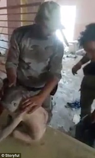 伊拉克士兵在炸毀的學校裡聽見「微弱哭聲」，翻開瓦礫堆後…眼前「1歲小男嬰」的狀況讓他們超吃驚！