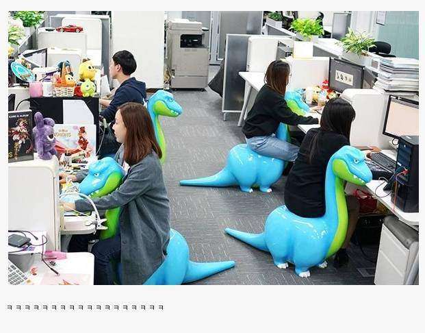這樣上班好療癒！激萌「恐龍辦公椅」網友一看就笑　點出「男女坐姿大不同」