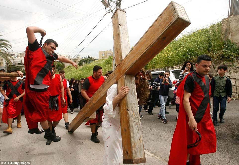 宗教狂熱份子在基督受難日當天「模仿耶穌」，血腥到讓人看不下去的畫面太瘋狂了！