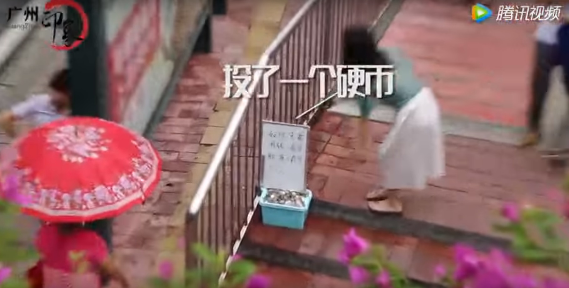他們在中國街頭擺一箱硬幣寫「有需要請自取」，結果路人們的反應令人超震驚！
