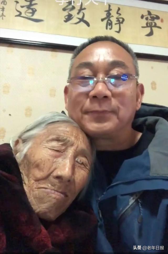 老了換我顧妳！104歲母「每天抱兒睡」　他辭職「9年沒睡過好覺」卻感恩：心裡都是甜的