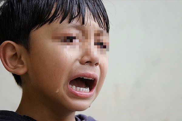 10歲男童想叫哥哥回家卻被「路上光頭阿伯」帶去性侵，他機警保留「精液證據」回家哭訴揭發獸行！