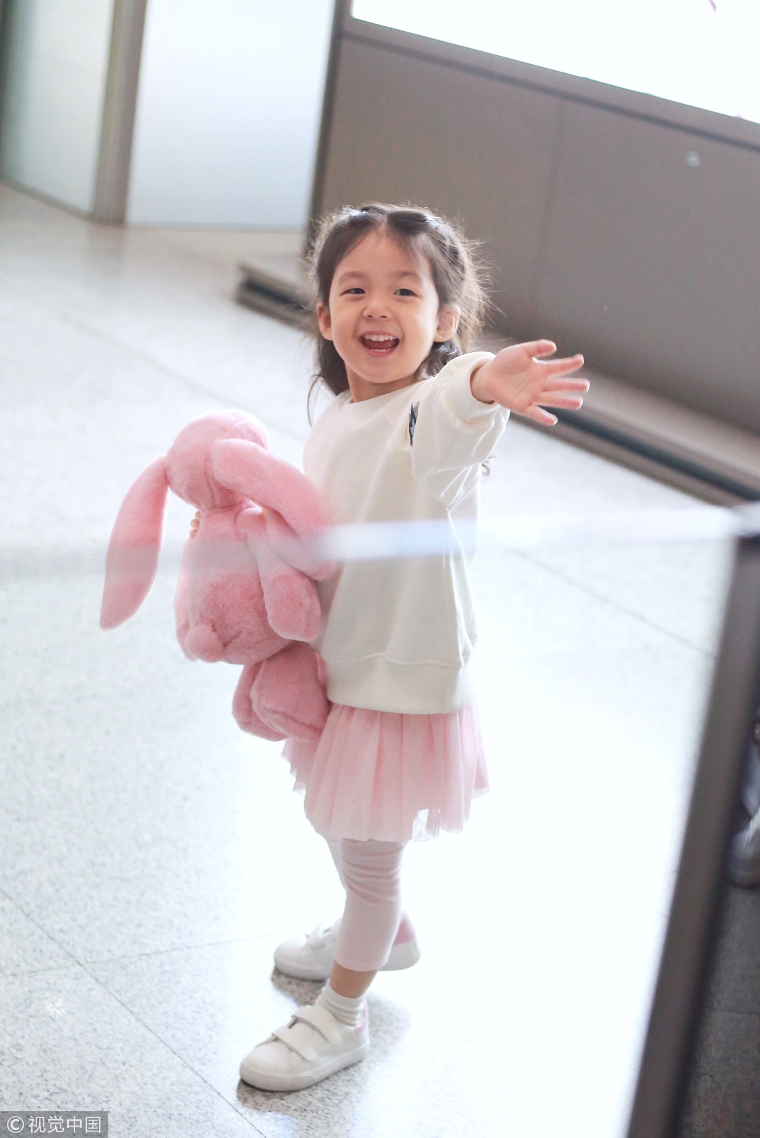 小泡芙穿粉色裙裝「新造型」現身機場，對鏡頭「公主式微笑」把網友都萌到變愛心眼了！