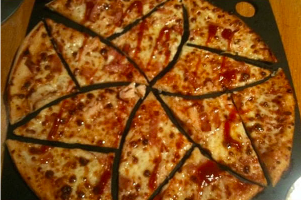 數學家終於找到「最完美又最公平」的披薩切法　吃邊、不吃邊以後都不用搶