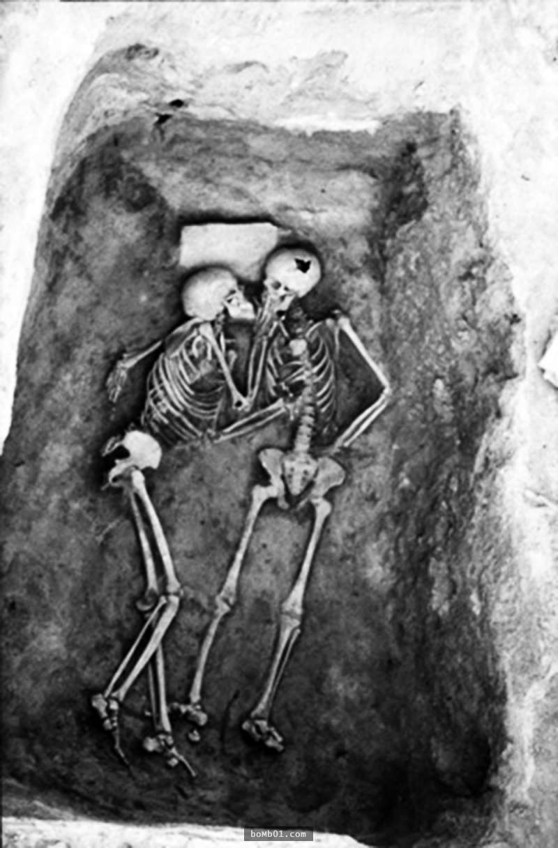 考古學家發現至死不渝的戀人骨骸「一親就親了2800年」，但之後卻從女性骨骸的姿勢解讀出驚人秘密…
