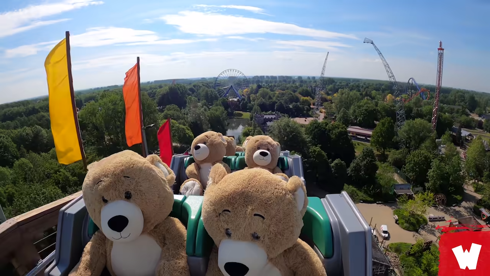 最淡定遊客！　遊樂園邀請「巨型泰迪熊」搭雲霄飛車　無表情搭完全程：畫面太療癒