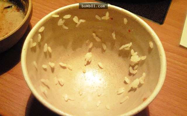 無法與「碗裡剩一堆米粒就說吃完」的人當朋友，日本網友為了這張飯碗照片吵翻天！