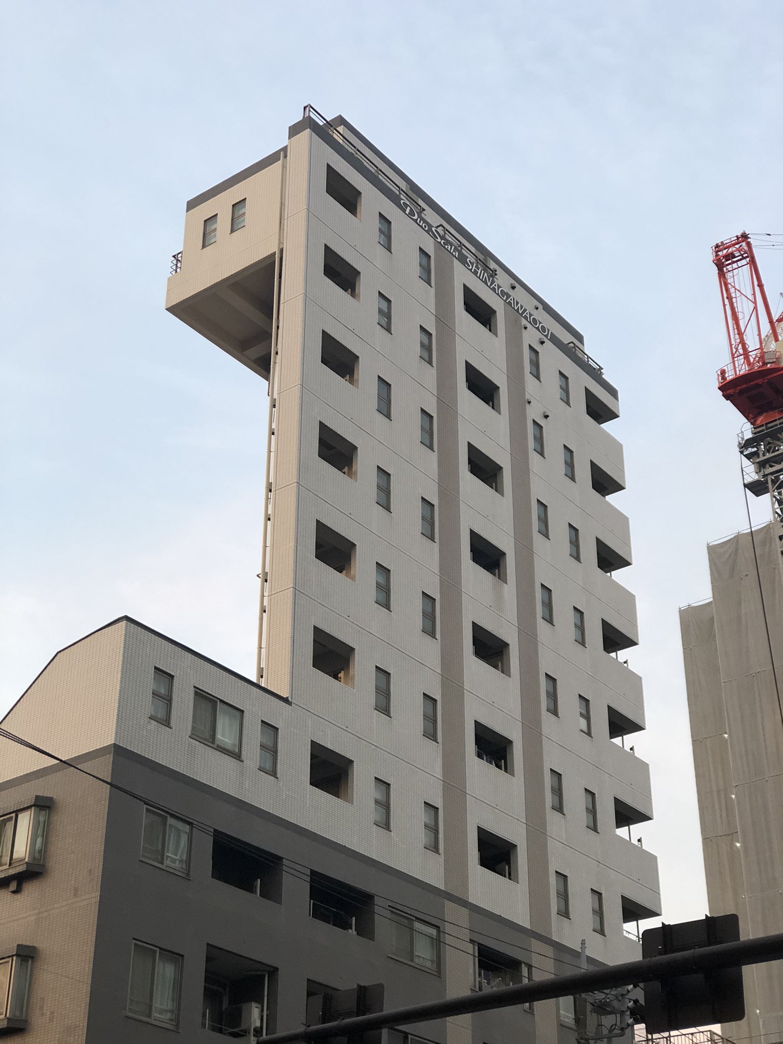 不怕地震？日本市區出現「超薄大樓」　走到旁邊笑了：角度很重要