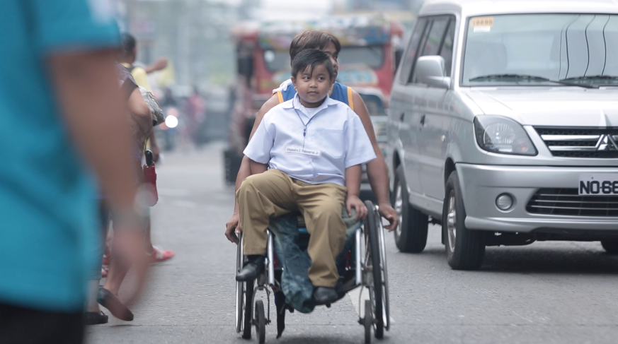 沒了雙腿卻還有滿滿的父愛　身障爸「天天用輪椅送小孩上學」超感人
