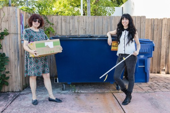 靠翻垃圾致富！母女組隊「搜遍垃圾桶」　4年賺進「第一桶金」連名牌鞋都有