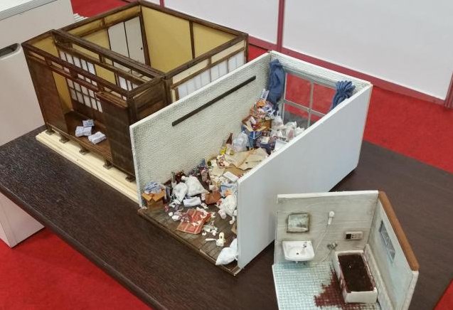 日本微型小屋製作精緻卻讓人一點也不開心，看到「孤獨老人死後的浴缸」大家都濕了眼眶…