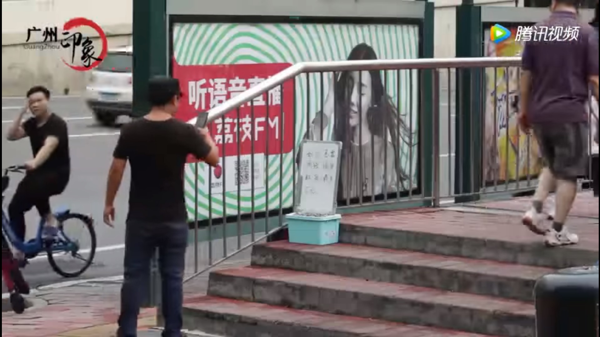 他們在中國街頭擺一箱硬幣寫「有需要請自取」，結果路人們的反應令人超震驚！