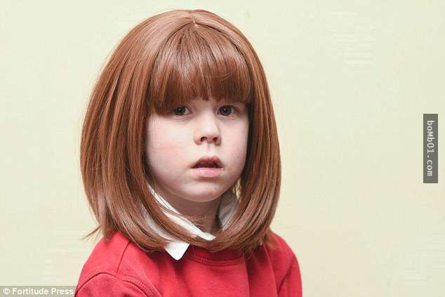 5歲小女孩因為禿頭被霸凌「只好戴假髮上學」，沒想到老師看到竟然當眾羞辱「這可不是制服」！