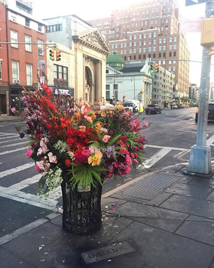 拿垃圾桶插花！紐約街頭冒出「鮮花垃圾桶」　神秘「反日常的美」收穫路人駐足