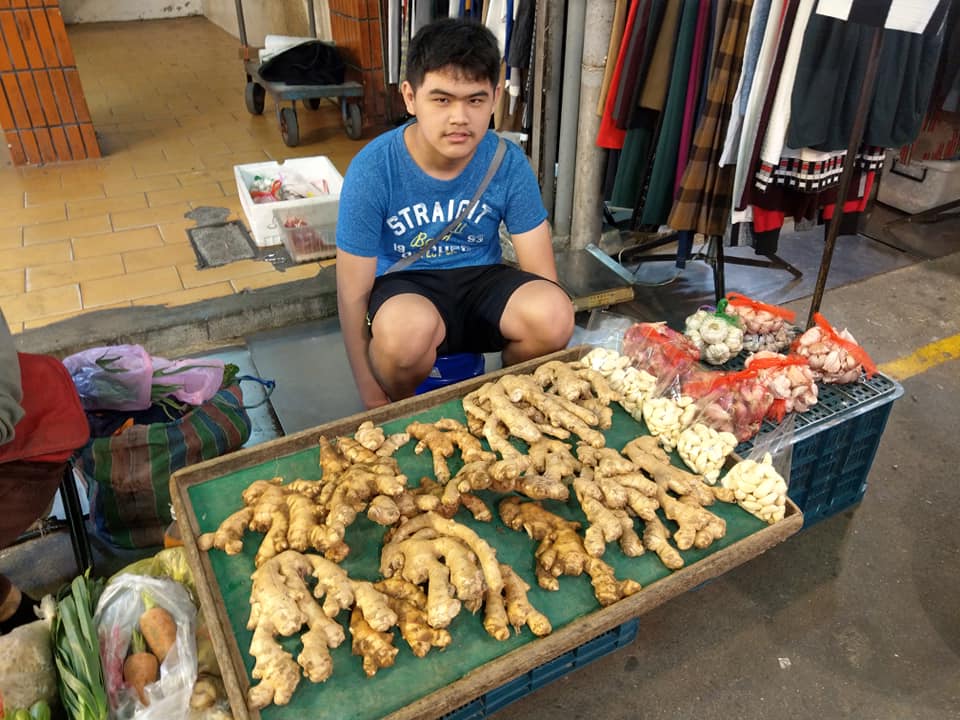 孝孫13歲市場擺攤「從不喊苦」　他樂觀面對：有阿公阿嬤的三餐就夠了