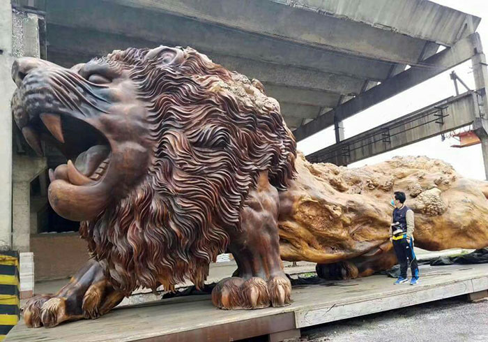 22位木雕大師合力雕刻出「世界最大獅子木雕」　重達39噸、花3年才完成偉大之作