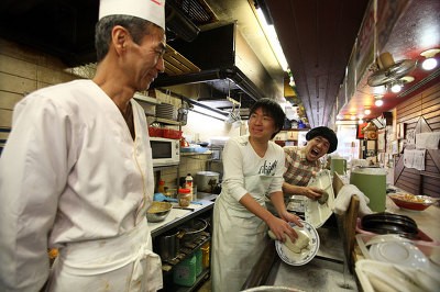 這家日本餐廳為了讓窮學生可以有尊嚴吃飯，特別讓吃完的學生去廚房裡洗碗30分鐘來代替費用！