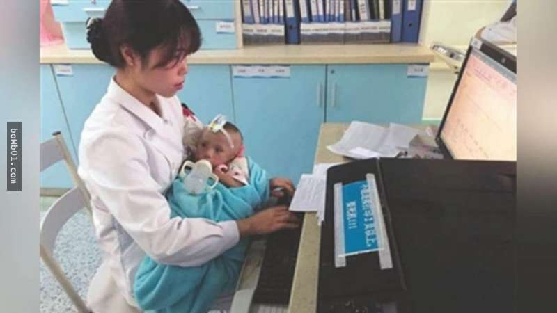 這名護士手敲鍵盤正在忙碌也堅持環抱病嬰餵奶，而且那還不是和她有血緣關係的寶寶！