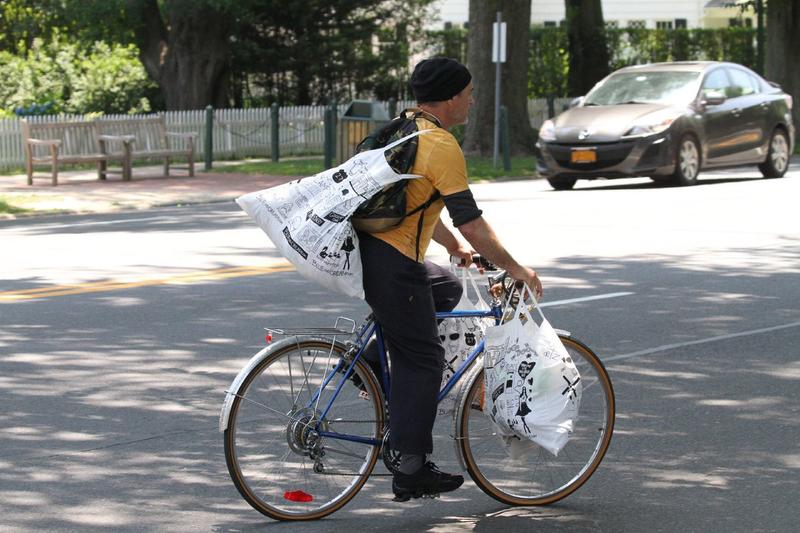 鋼鐵人退休生活？騎腳踏車「拎3袋購物」太庶民　網笑：誰能看出是億萬富翁！