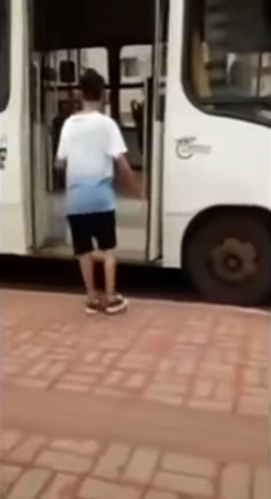 小屁孩惡搞司機「假裝要搭公車然後故意綁鞋帶」，結果司機下一秒超直接的報復讓他哭著求饒！