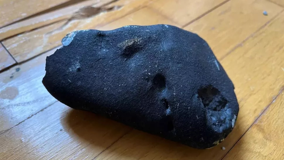 天外隕石砸穿屋頂！摸起來「還熱熱的」　專家：歷史超過40億年