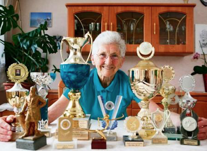 94歲老奶奶「平衡能力完勝所有人」　金氏世界紀錄認證：地表最厲害阿嬤