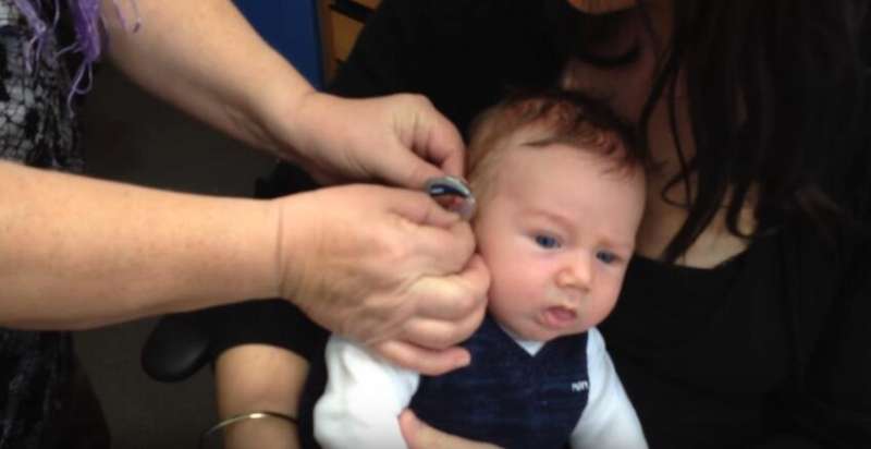 天生聽障的寶寶戴上助聽器　第一次聽到聲音他的反應讓千萬網友感動