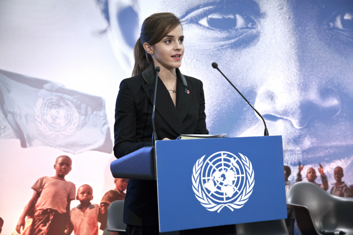 智慧與美貌成正比！艾瑪華森「銀白套裝」登聯合國演說台　下台瞬換「低調黑禮服」美翻全場❤️