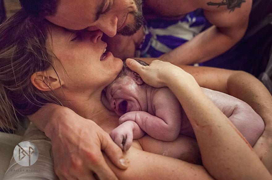 20張證明「媽媽會拼了命忍住痛生下寶寶」的專業分娩瞬間照片！