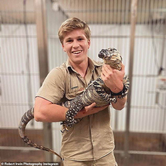 「鱷魚先生」兒子18歲了！抱短吻鱷採訪「神態跟爸超一致」　網感動：熱愛動物的精神不滅！