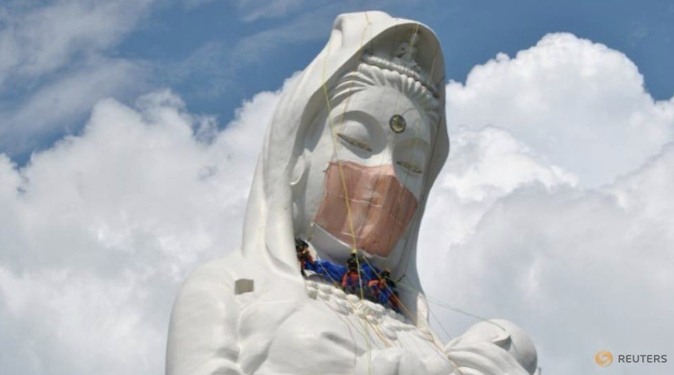 日本為57公尺巨型觀音像「戴口罩」　工作人員：祈願疫情退去
