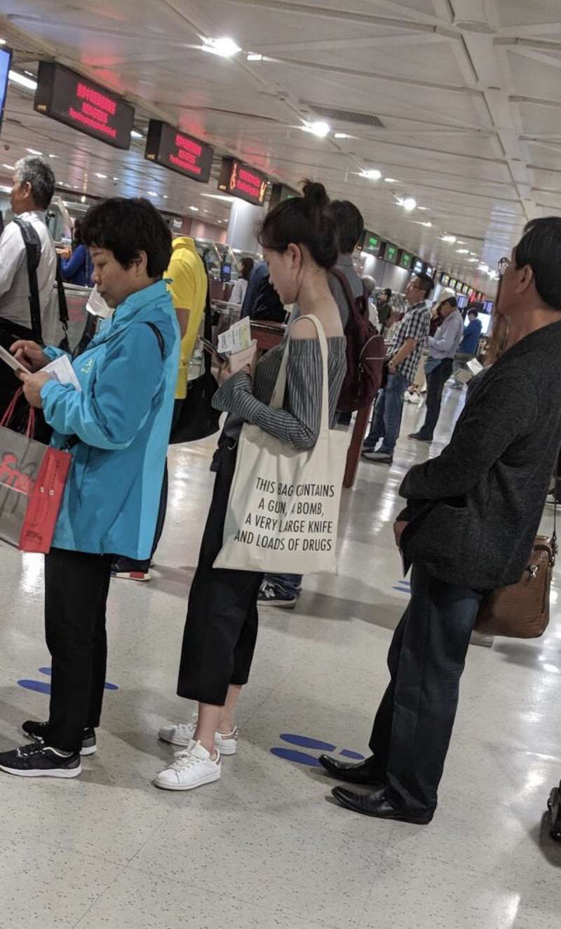 台北機場這一幕讓外國人傻眼！　女子背「超危險包包」　網驚：看不懂還是裝不知？
