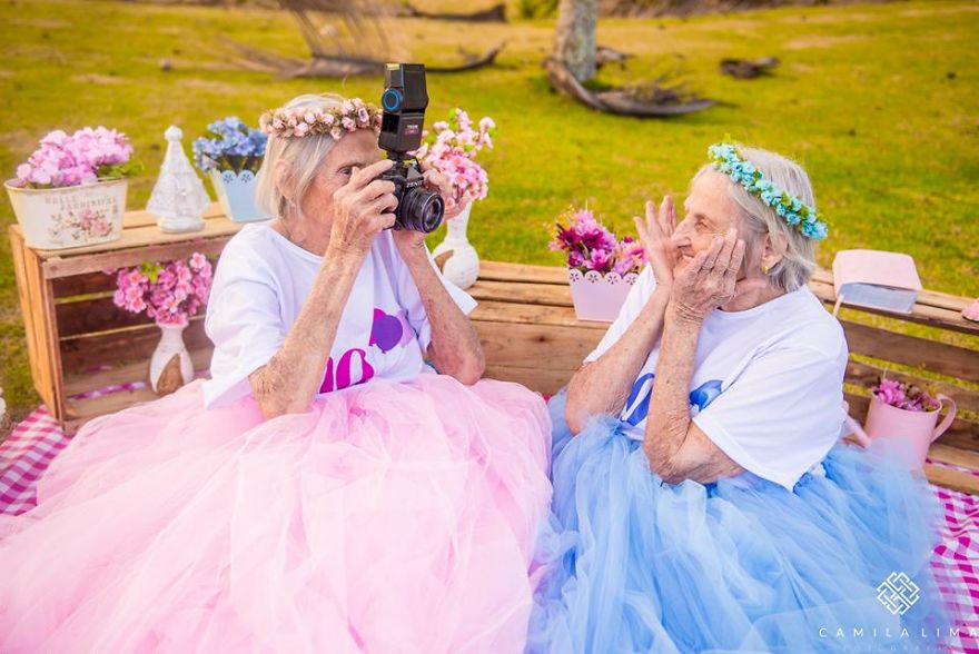 阿祖級雙胞胎特別拍攝「100歲生日派對」照片萌翻所有人，她們的互動讓大家都嘴角上揚啊！