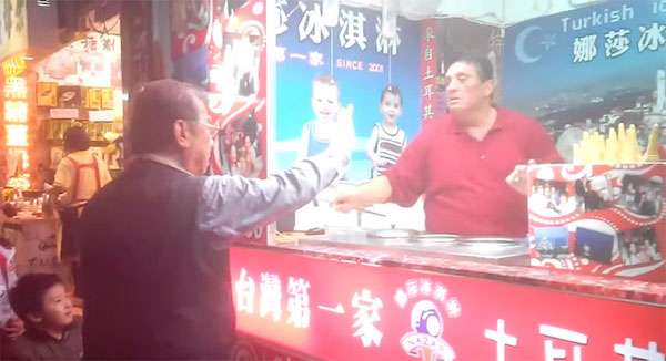 土耳其冰淇淋老闆遇上踢館阿伯　這次換他「被阿伯玩」全場笑開懷