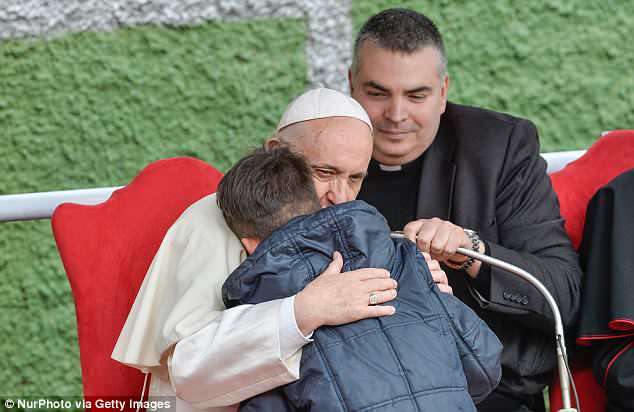 小男孩哭問「無神論者能上天堂嗎」　教宗一句「你的爸爸是好人…」讓信徒泛淚