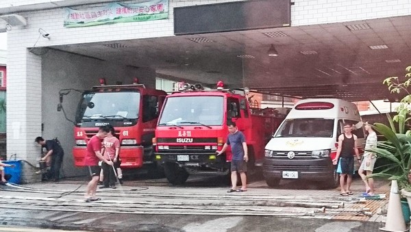 台灣消防員「火不滅不返隊」狂操29個小時，在地人全部看在眼裡感動到說不出話來！