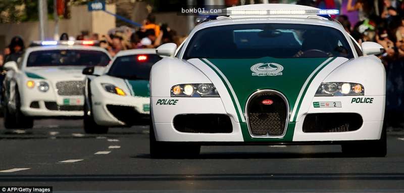 杜拜最新買下的警車每天都在馬路上演《玩命關頭》，這台「神級警車」狂到你不敢相信！