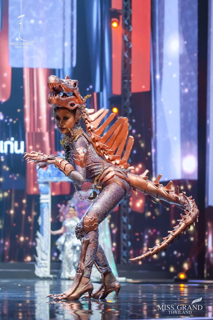 泰國選美大賽「穿出家鄉特色」各佳麗超狂！　四面佛、水上市集上身「直接化作人體雕塑」