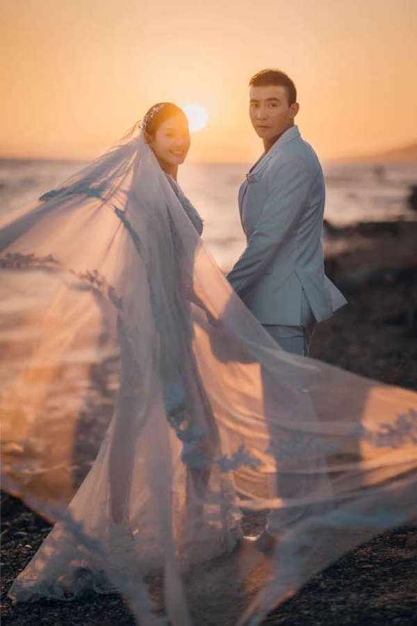 劉畊宏結婚10年拍「紀念婚紗」尺度超大！愛妻「薄紗透視裝」展現超辣身材…網友讚看不出是三個小孩的媽！