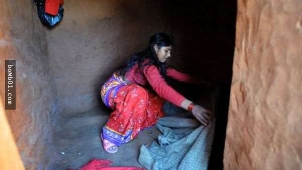 尼泊爾15歲少女「月經來潮」被隔離在小屋內，等到爸爸去看她時竟然已經變成一具屍體了…