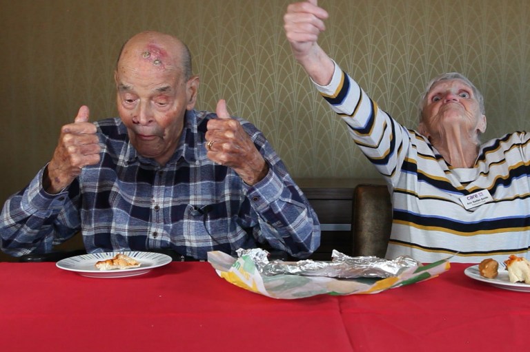 99歲生日願望！阿公阿嬤「人生第一次吃速食」　驚艷大麥克並評比這間最佳