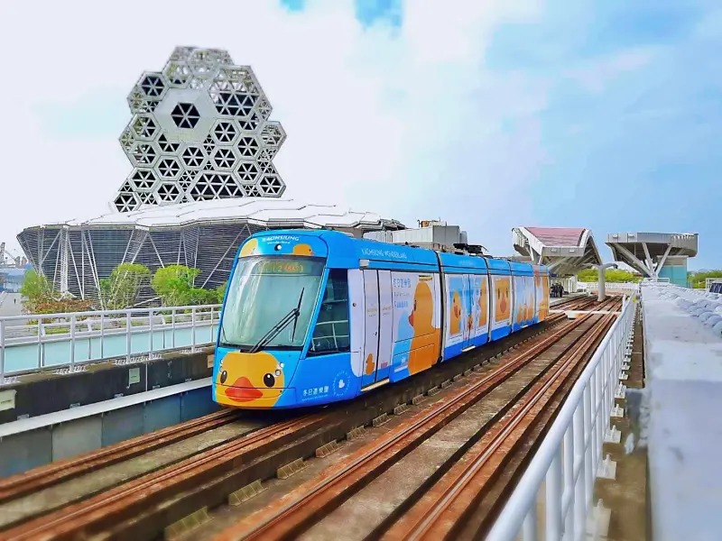 黃色小鴨睽違10年重返高雄！1/27日愛河灣展出　一張照片看當年盛況